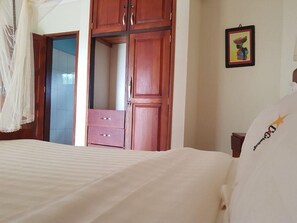 Decoración personalizada, muebles diferentes, escritorio y wifi gratis