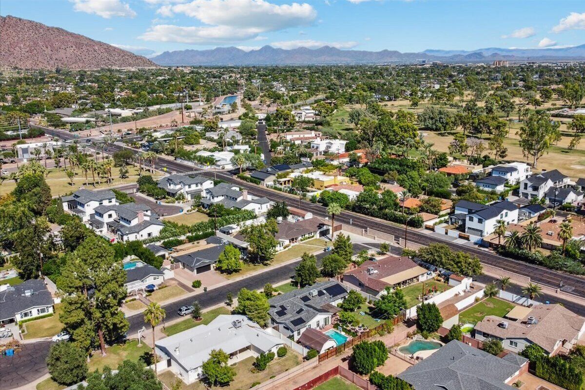 Zona residencial con casas, calles y una montaña al fondo.