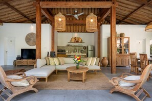 Flat-screen TV, stereo - Renovated Villa Zayya, Central Oberoi Seminyak (Seminyak)