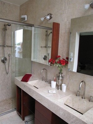 Ensemble douche/baignoire, sèche-cheveux, serviettes fournies, savon