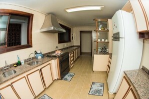 Coffee/tea maker, cookware/dishes/utensils