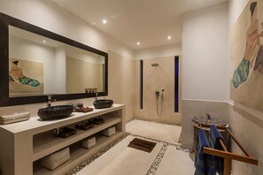 Bathtub, hair dryer, towels, shampoo - Villa Kallayaan 10mn walk to Central Seminyak (Seminyak)