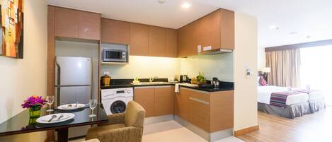 Réfrigérateur, micro-ondes, bouilloire électrique, grille-pain