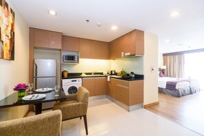 Refrigerador, microondas, tetera eléctrica y tostadora 