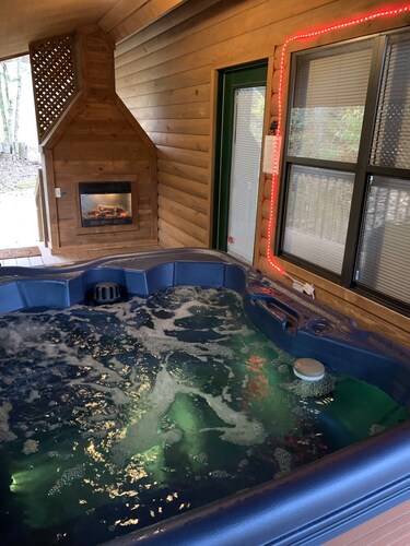 Homestyle Cabin Private but Close to all Gatlinburg fun in the arts district! 