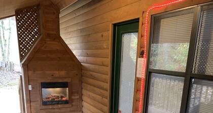 Homestyle Cabin Private but Close to all Gatlinburg fun in the arts district!