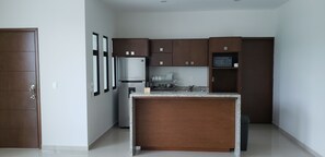 Refrigerador, microondas, parrilla de estufa y cafetera y tetera 