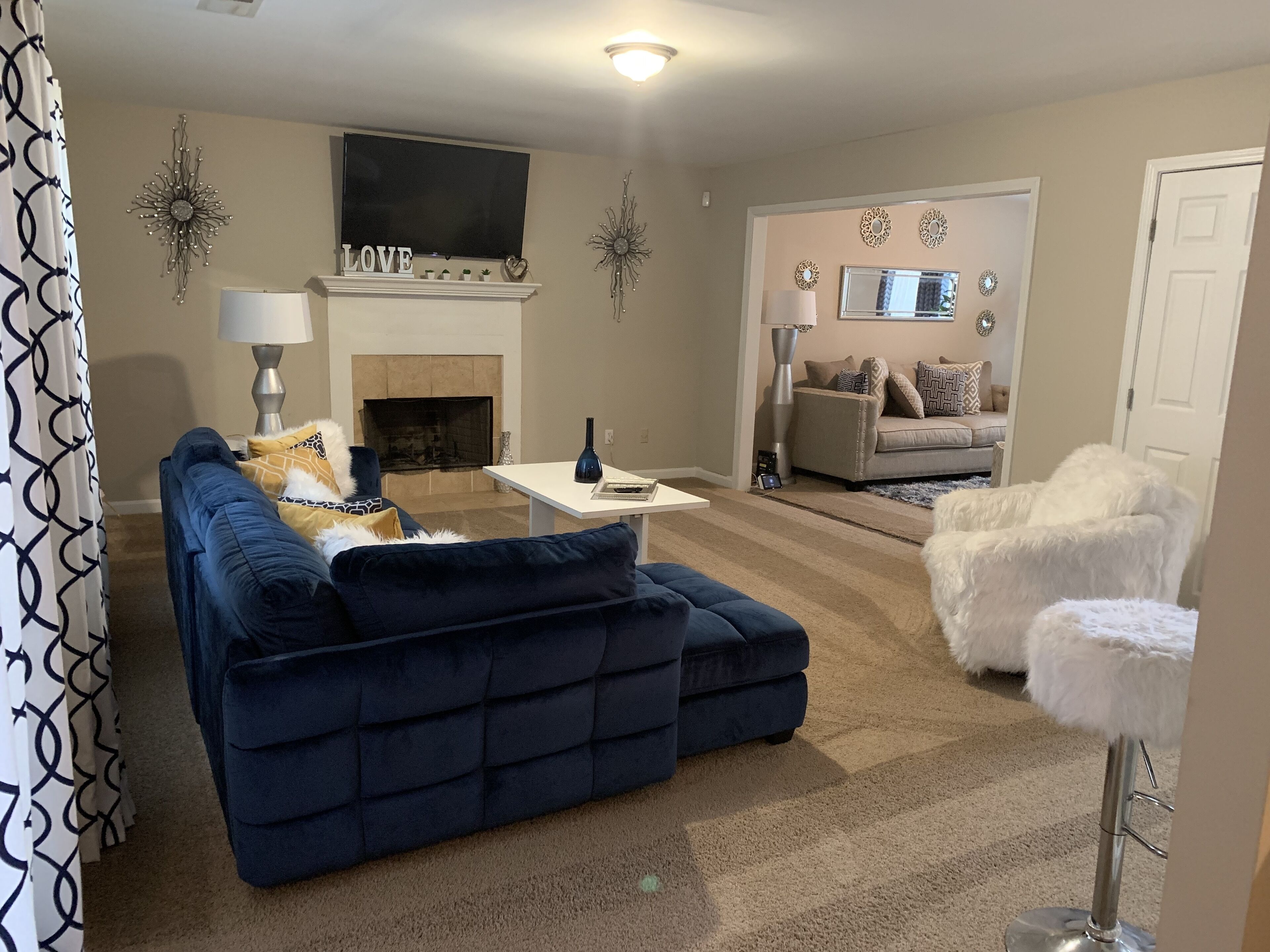 Upscale Modern Home in Very Discreet Neighborhood Near Downtown 