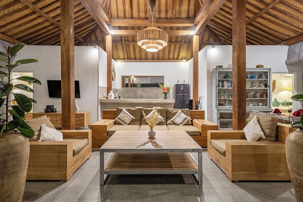 LCD TV, stereo - Central Oberoi, Seminyak – Newly Remodeled Villa Riva (Seminyak)