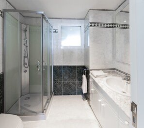 Dusche, Haartrockner, Handtücher