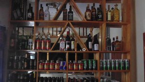 Eine Bar mit Regalen, gefüllt mit verschiedenen Flaschen und Dosen.