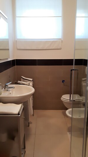 Dusche, Haartrockner, Bidet, Handtücher