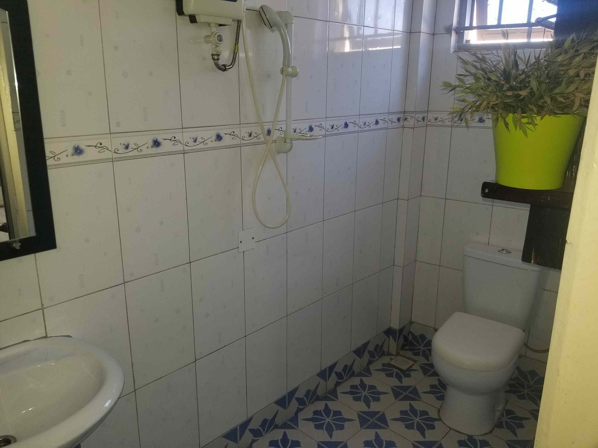 Dobbeltværelse | Badeværelse | Bruser, gratis toiletartikler, hjemmesko, håndklæder