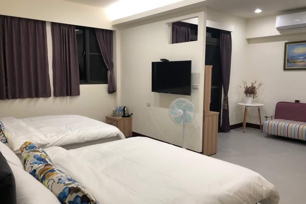 Comfort vierpersoonskamer, 2 tweepersoonsbedden | Een bureau, gratis wifi, beddengoed