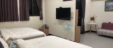 Comfort Quadruple Room, 2 Double Beds | Desk, free WiFi, bed sheets