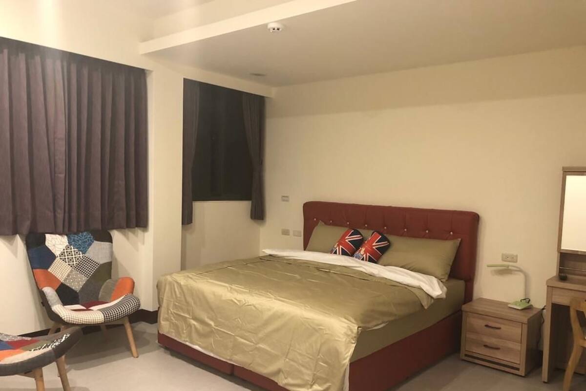 Familiekamer, meerdere bedden, niet-roken | Een bureau, gratis wifi, beddengoed