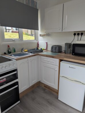 Réfrigérateur, four à micro-ondes, un four, surface de cuisson