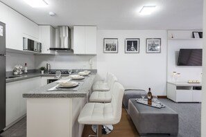 Kühlschrank, Mikrowelle, Ofen, Wasserkocher mit Kaffee-/Teezubehör