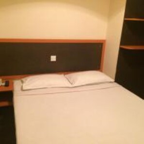 Kamar Single Standar | Meja kerja, Wi-Fi gratis, dan seprai linen