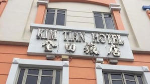 A hotel building with a sign that reads "KIM TIN HOTEL" in English and another language. - Kim Tian Hotel Star (Singapore)