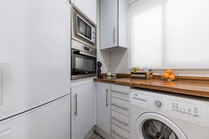 Réfrigérateur, four à micro-ondes, un four, surface de cuisson
