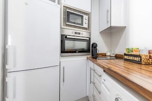 Réfrigérateur, four à micro-ondes, un four, surface de cuisson