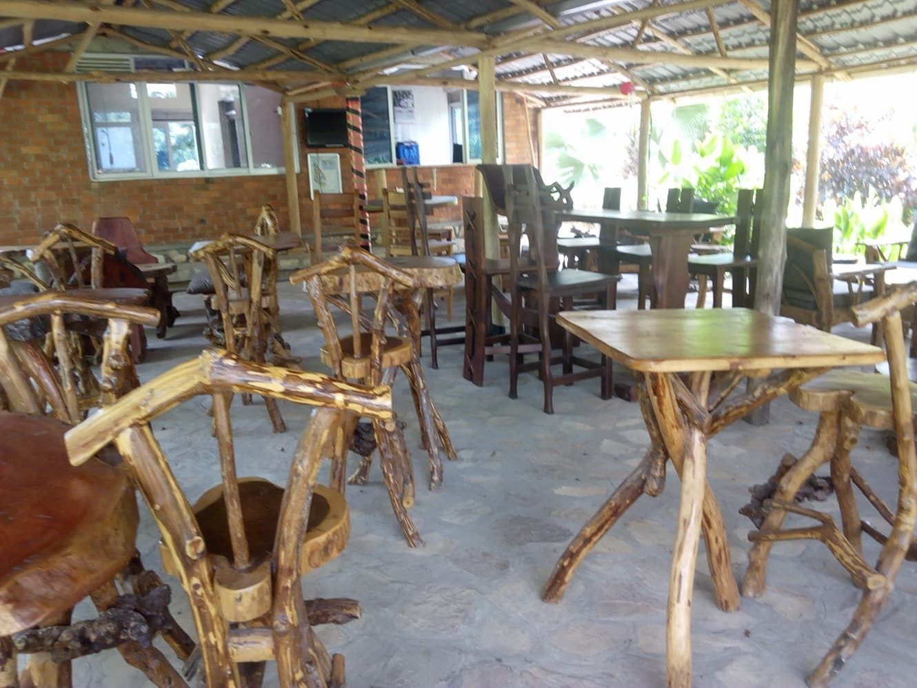 Un coin repas au style rustique, avec des meubles en bois et un mur en briques.