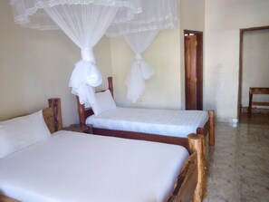 Hochwertige Bettwaren, Betten mit Memory-Foam-Matratzen, Zimmersafe