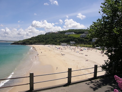 LUXURY APARTMENT PORTH, SLEEPS 4, SEA VIEWS OVERLOOKING WHIPSDERRY BEACH