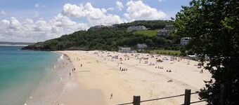 LUXURY APARTMENT PORTH, SLEEPS 4, SEA VIEWS OVERLOOKING WHIPSDERRY BEACH