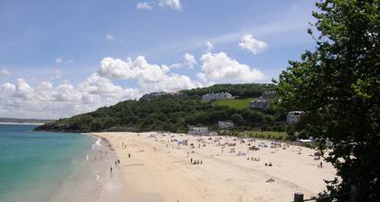 LUXURY APARTMENT PORTH, SLEEPS 4, SEA VIEWS OVERLOOKING WHIPSDERRY BEACH