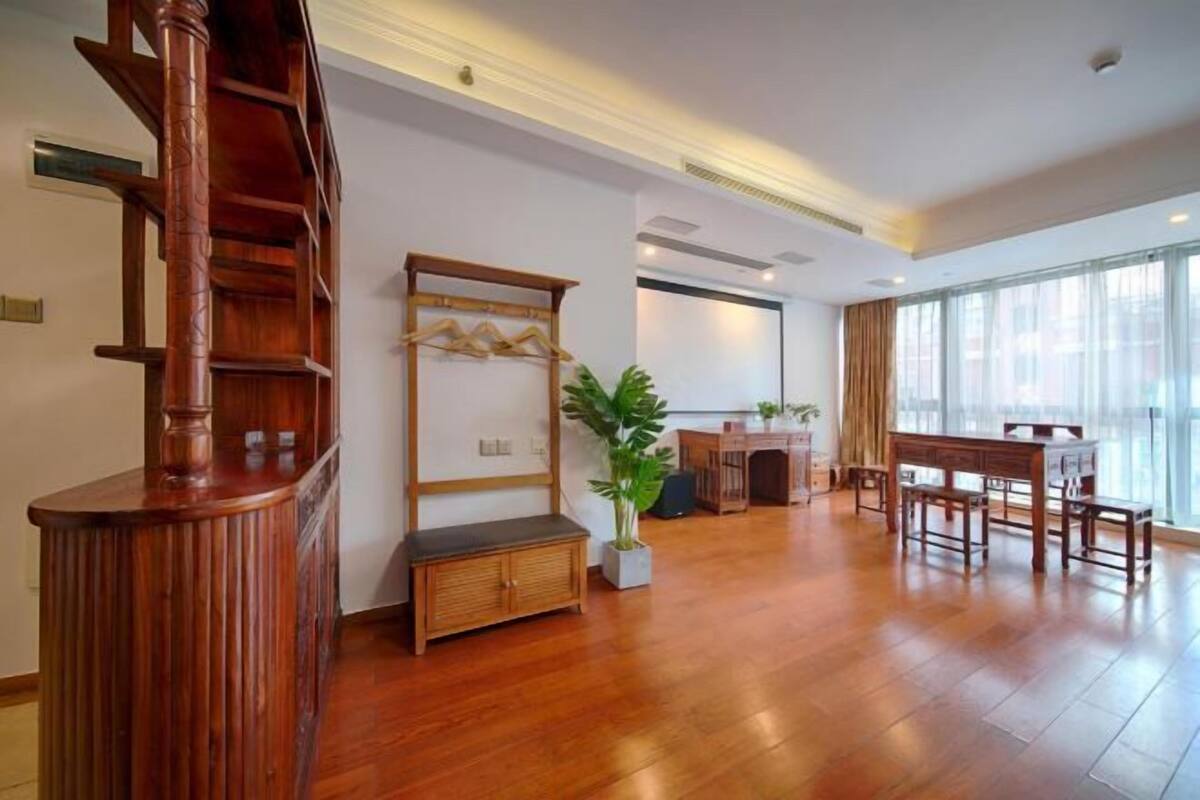 Blackout drapes, free WiFi