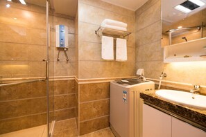 Shower, rainfall showerhead, free toiletries, hair dryer - PENGCHENG APARTMENT (Shenzhen)
