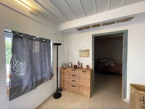 2 bedrooms, iron/ironing board, internet, bed sheets