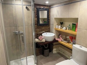 Combined shower/tub, hair dryer, towels