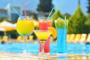Swim-up bar
