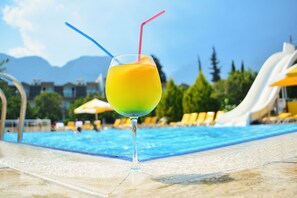 Swim-up bar