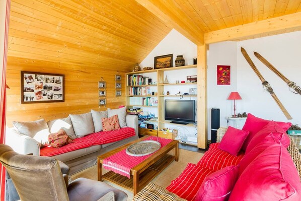 TV, DVD player, books, stereo