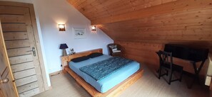 5 bedrooms, iron/ironing board, free WiFi, bed sheets