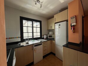 Réfrigérateur, four à micro-ondes, un four, surface de cuisson