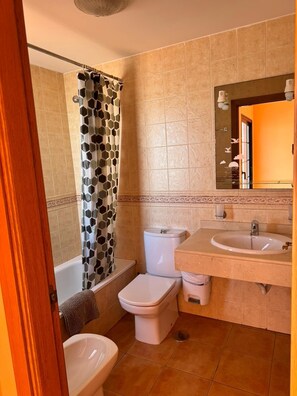 Combined shower/bathtub, hair dryer, bidet, towels - 57 BELLA CASA ROYALPARKVILLA ,PRIVATE POOL, AND SEA VIEWS (Corralejo)
