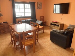 Télévision, lecteur de DVD, livres, chaîne hi-fi