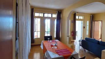 Chambre Double, 1 lit double, non-fumeurs | Restauration dans la chambre