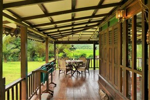 Villa (Kayu) | Balcón