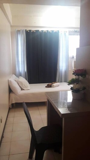 Premium bedding, individually furnished, WiFi, bed sheets - Ekonumi Rooms at Benrosi Plaza (Parañaque)