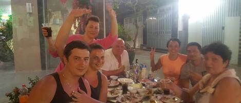 Rannalla, valkoista hiekkaa