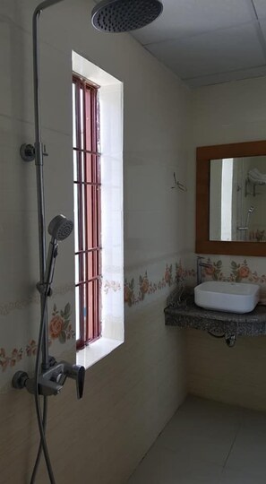 Habitación doble | Baño | Regadera, pantuflas, toallas 