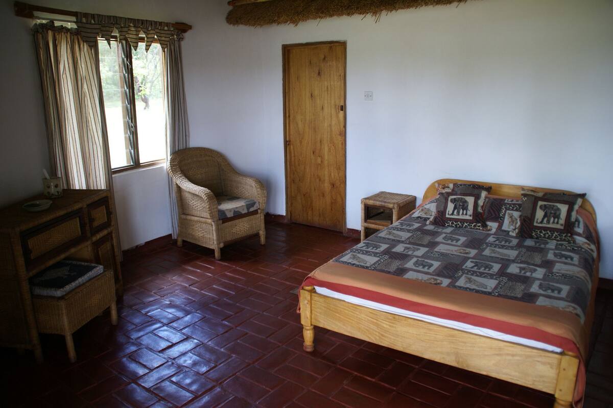 Desk, cots/infant beds, free WiFi, bed sheets