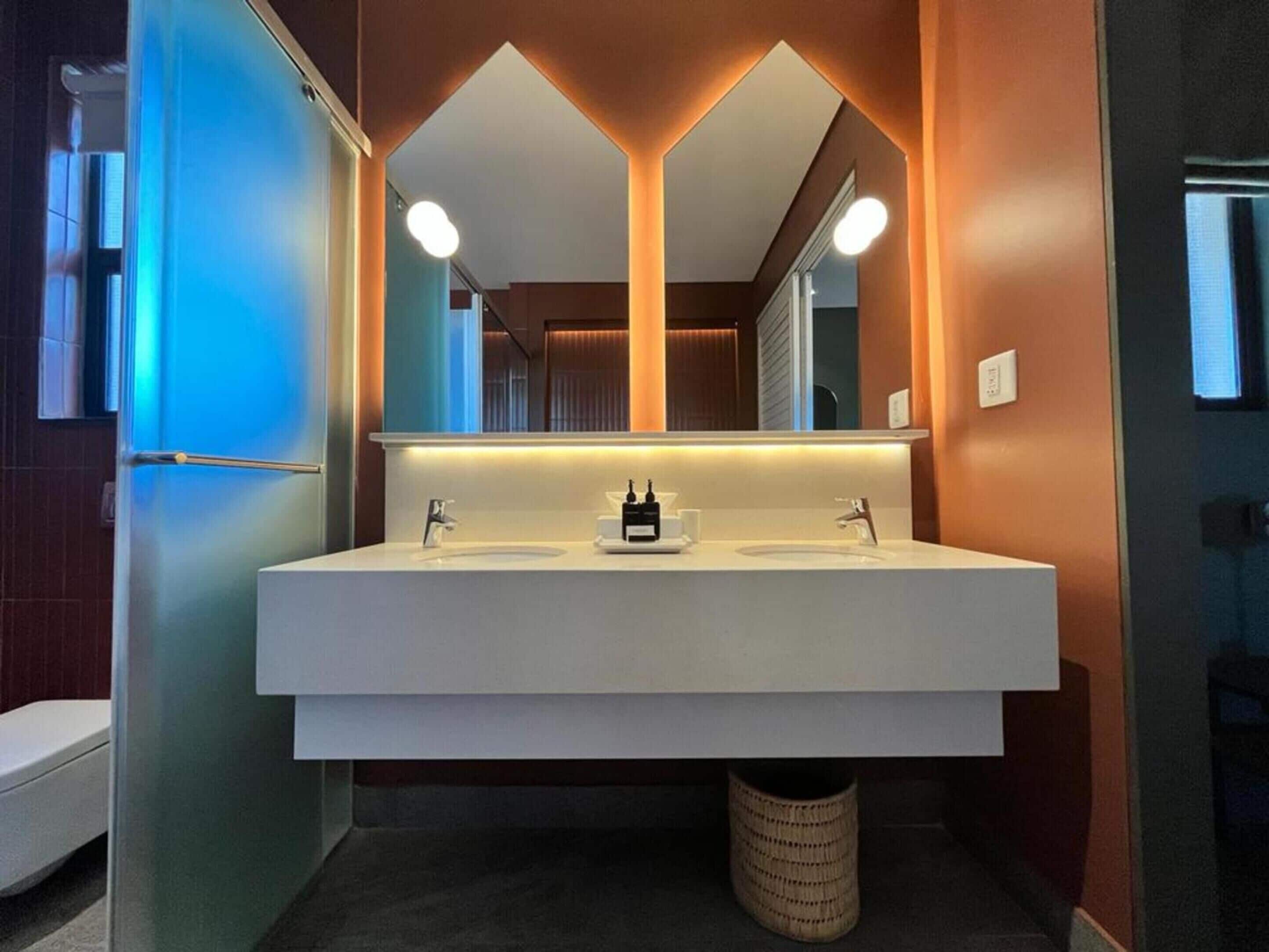 executive room, non smoking | bathroom | free toiletries, hair dryer, towels, toilet paper