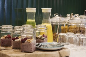 Daily buffet breakfast for a fee - Home Suite Hotels Rosebank (Johannesburg)